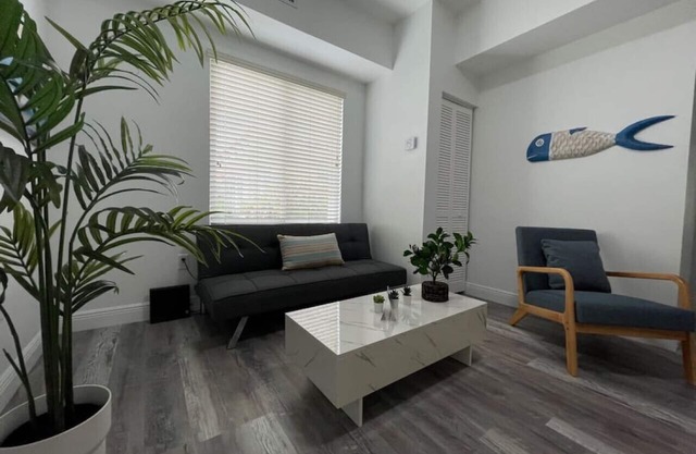Beautiful 2bed/1 bath apt w/parking great location