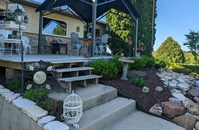 Beautiful 3 Acre Retreat, Minutes from Rockford! Sleeps 21