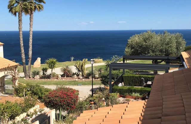 Beautiful 3 bedroom townhouse with sea views