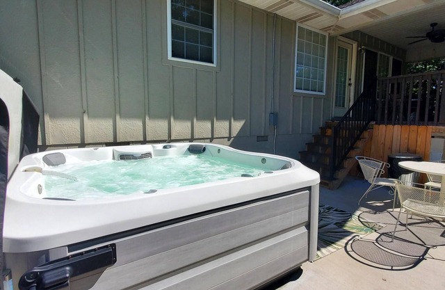 Beautiful 3 bedroom 2 bath home NEAR THE COUNTRY CLUB!