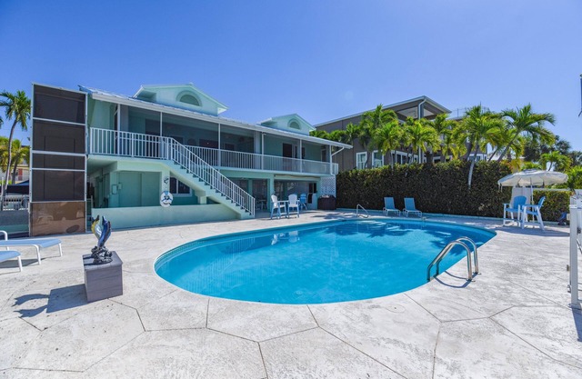 Beautiful 3 bedroom 3 bath open water pool home on Summerland Key
