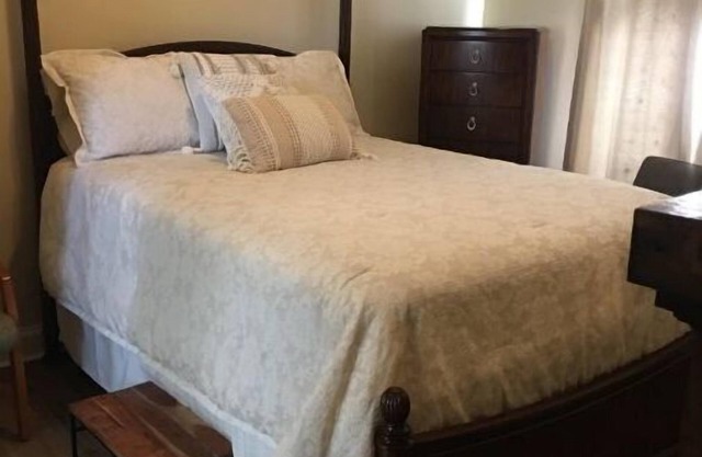 Beautiful 3 bedroom home situated minutes away from Downtown Natchez Mississippi