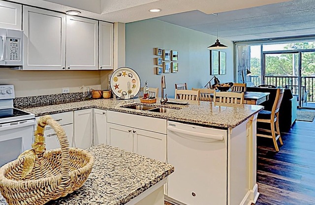 Beautiful 327 Litchfield Retreat. Minutes from the Beach, Community Pool