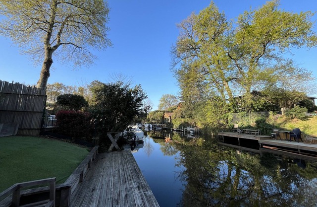 Beautiful 4-bedroom house by the canal in Cazaux