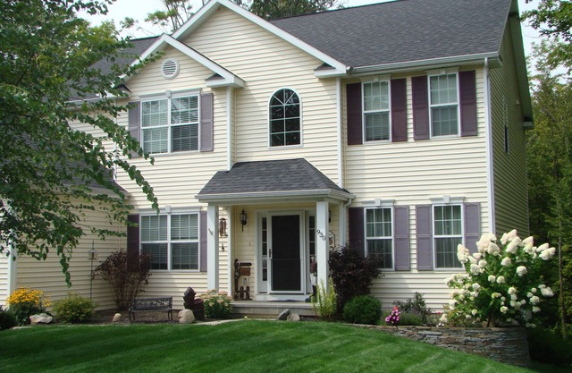 Beautiful 4 bedroom house perfect for Track/Ballet/Fall Getaway/Parent Weekends