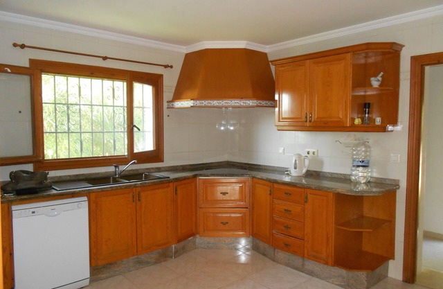 BEAUTIFUL 4 BEDROOM VILLA QUIET LOCATION FEW MINUTES DRIVE TO MAIN BEACH PERFECT