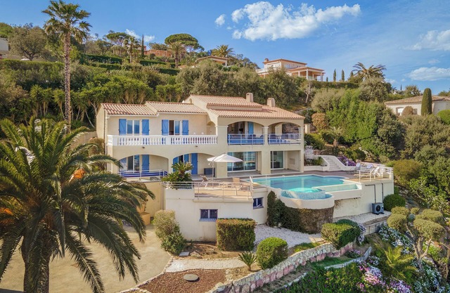 Beautiful 4* villa with panoramic sea views, infinity pool, close to the beach