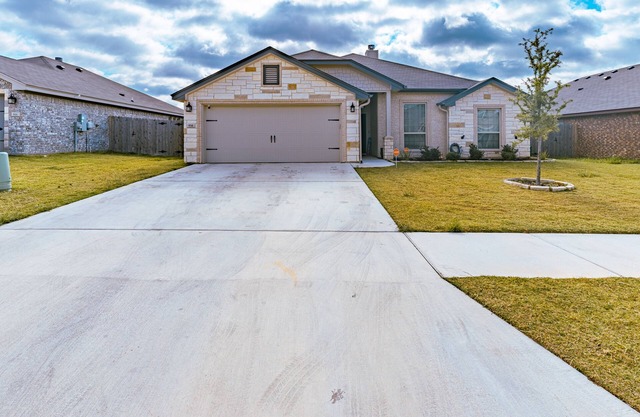 Beautiful 5 bedroom home W/gym EV charger & grill
