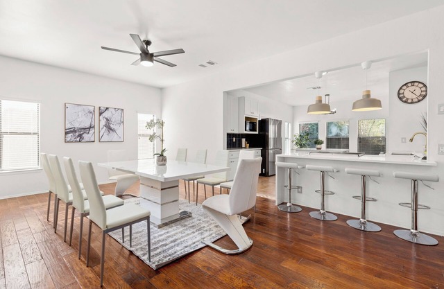Beautiful 5 BR: Chef Kitchen, Game Room, Modern