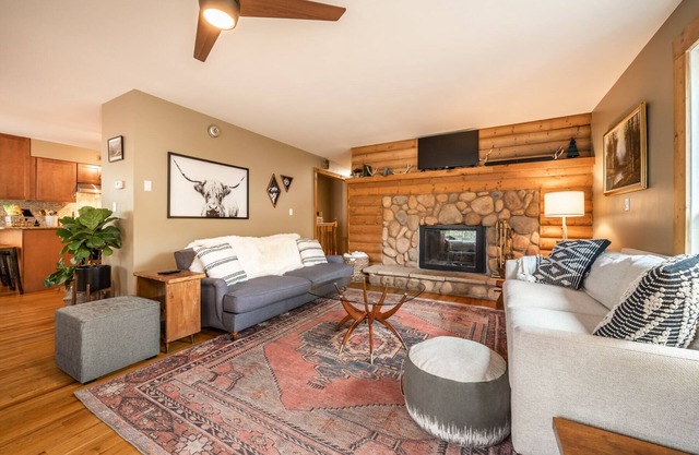 Beautiful 5 BR Creek-side Cabin Pikes Peak