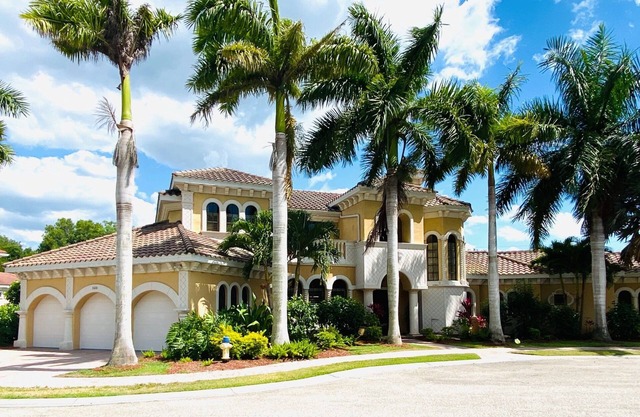 Beautiful 5BR Pool House in a Gated Waterfront Community minutes to beach