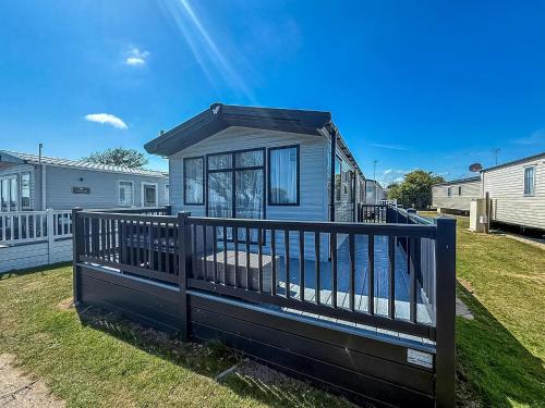 Beautiful 6 Berth Caravan, Nearby Beach In Suffolk Ref 68016Bs