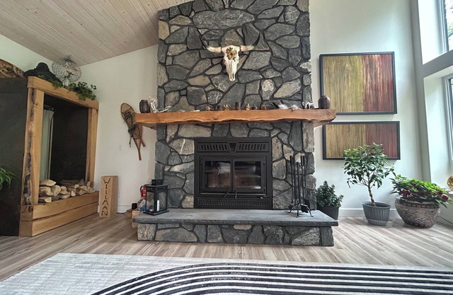 Beautiful 7 Bedroom Home w/AC + 3 bedroom Barn (For extra fee)
