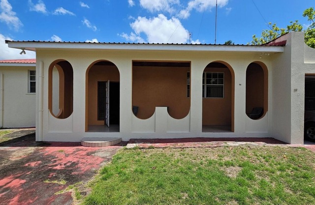 Beautiful and Cozy 3 Bedroom Home in walking distance to the beach and shops!