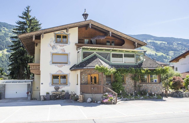 Beautiful apartment for 6 people with WIFI, TV, balcony and pets allowed