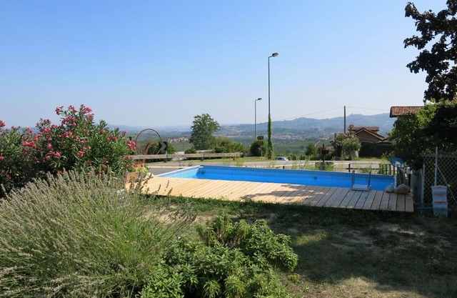 Beautiful apartment for 2 guests with pool, WIFI, TV, patio, pets allowed and parking