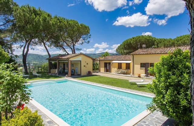 Beautiful apartment for 4 people with WIFI, pool, TV, terrace, pets allowed and parking