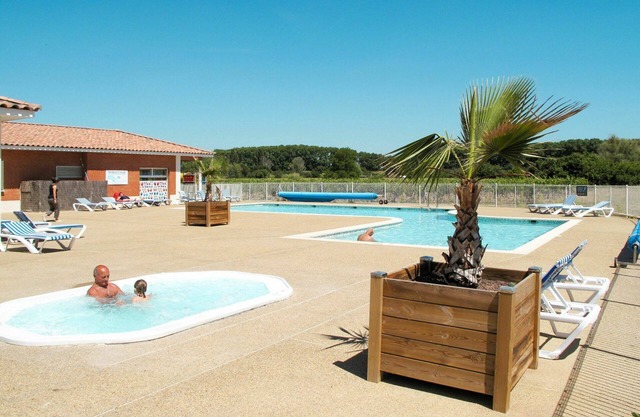 Beautiful apartment in villa for 6 guests with WIFI, pool, TV, terrace, pets allowed and parking