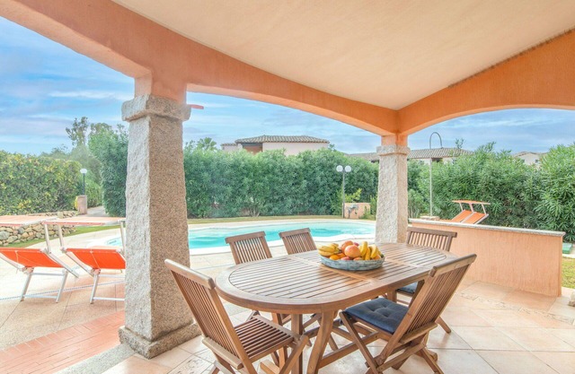 Beautiful apartment in villa for 8 guests with A/C, private pool, WIFI, TV, terrace and parking