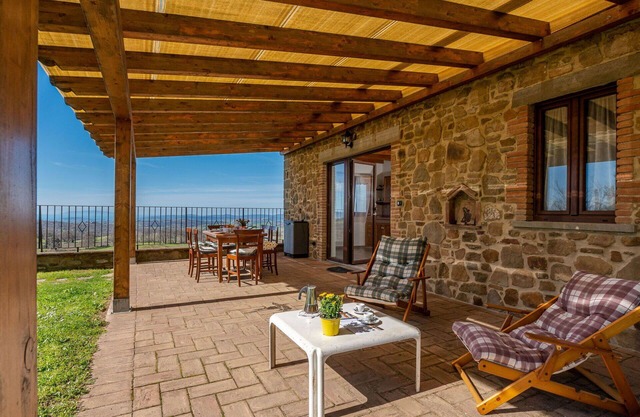 Beautiful apartment in villa with WIFI, terrace, pets allowed, panoramic view and parking