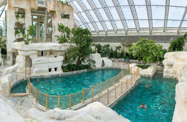 Beautiful apartment in villa for 6 guests with WIFI, hot tub, pool, TV, terrace and parking