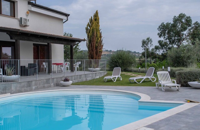 Beautiful apartment in villa with WIFI, pool, A/C, TV, patio, pets allowed and panoramic view