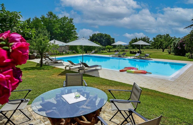 Beautiful apartment in villa for 4 people with A/C, pool, WIFI, TV and terrace