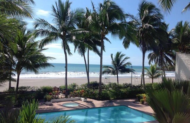 Beautiful Apartment steps away from the pool and 20m from the beach