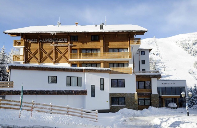 Beautiful apartment for 4 guests with WIFI, pool, TV, balcony, pets allowed and panoramic view