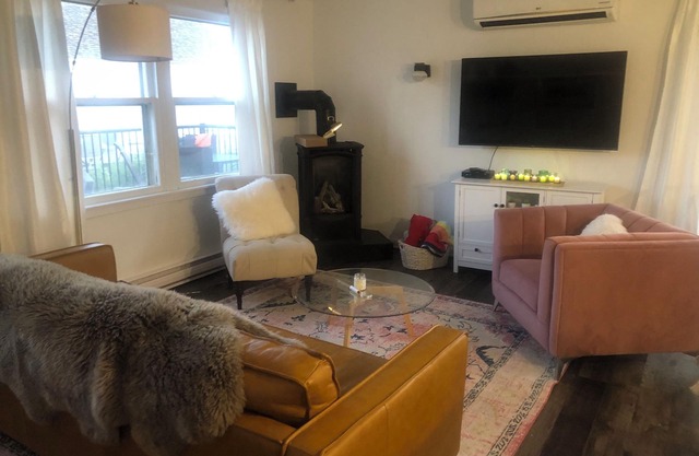 Beautiful Beach Cottage in Stanhope - 3 bedroom, 2 bath - 10 min walk to beach