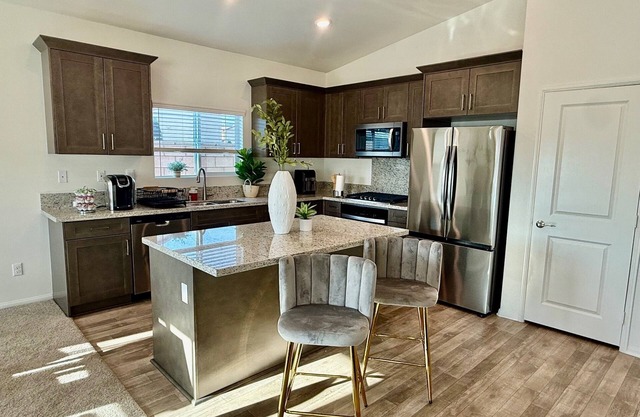 Beautiful Brand New 4-bedroom house in Moreno Valley with WiFi, AC