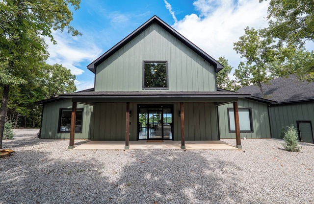 Beautiful Bull Shoals Home Overlooking the White River