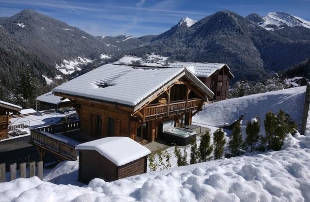 Beautiful Chalet Near Ski-lift - Sleeps 12