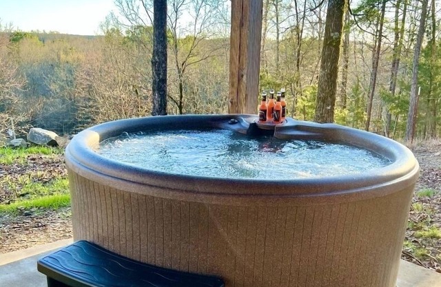 Beautiful Cabin. Gillham lake. Enjoy the Hot Tub