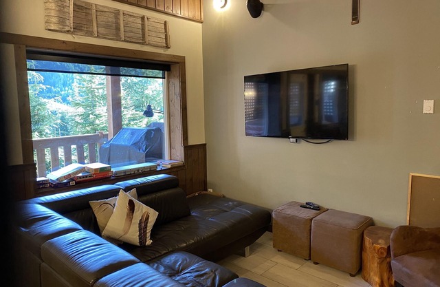 Beautiful cabin with hot tub, steam room, deck & directly across from ski liftsn