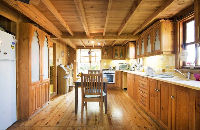 Beautiful cedar chalet for romantic getaways
