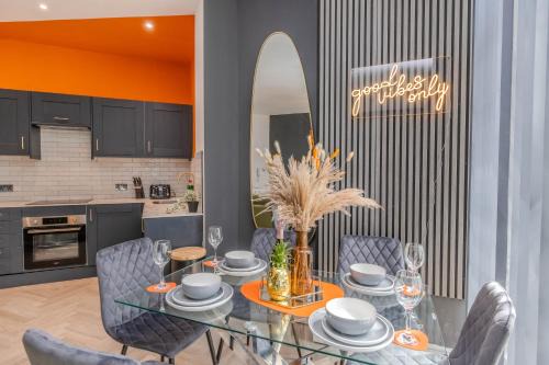 Beautiful Central Pad I Three Bedrooms I 2 Bathroom I Next to Brighton Beach I SLP 10