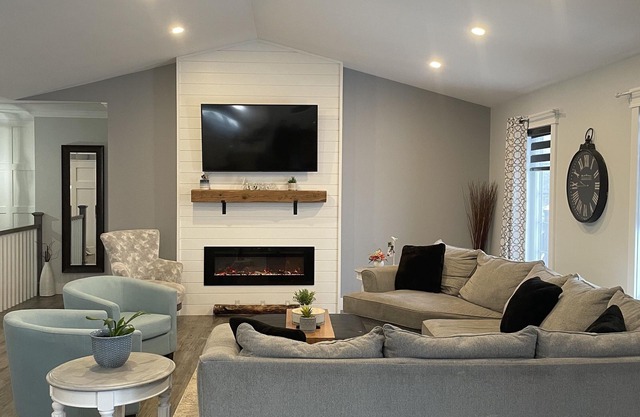 Beautiful centrally located home w/hot tub. Pet friendly!