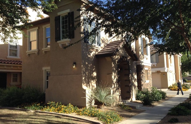 Beautiful centrally located townhome in The Gardens, Gilbert