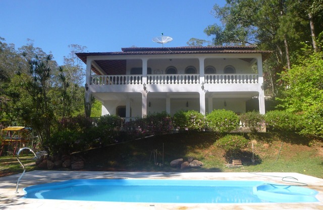 Beautiful colonial house, leisure, green and private lake and pool