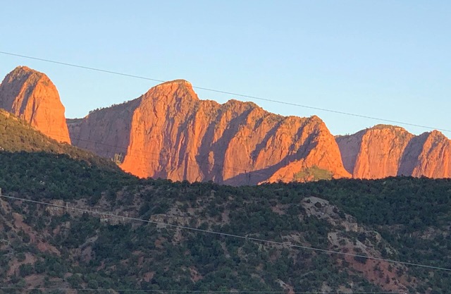 Beautiful contemporary Loft House above barn. Fabulous views of Kolob Canyon.