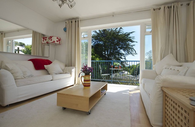 Beautiful Contemporary Apartment with Parking, 5 minutes walk from the Beach