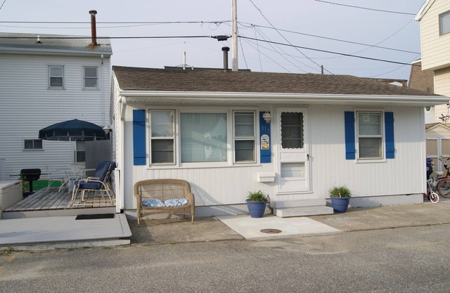 Beautiful cottage one block from the beach!