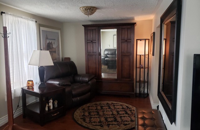 Beautiful Cozy Cottage a Mere 10 Minute Walk to the Scenic Shores of Lake Erie!