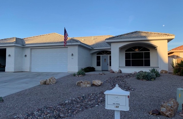 Beautiful, cozy home minutes from Laughlin and the river!