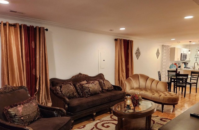 Beautiful DC Townhome Minutes Union Market, H Street, NoMa & Downtown