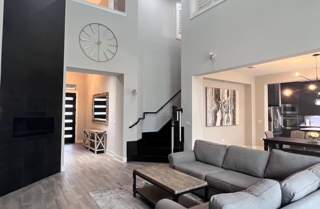 Beautiful Executive Home in Circle C. Convenient just 19' from downtown Austin.