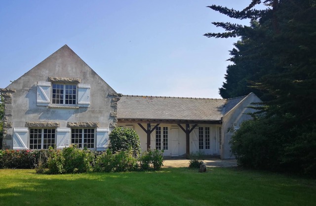 Beautiful family house, 3000m² enclosed garden, 400m from the beach