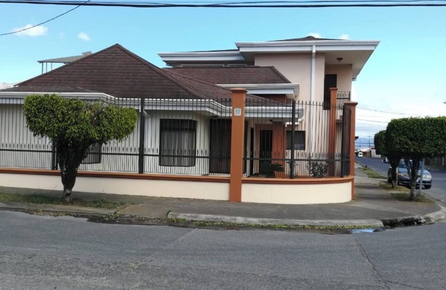 Beautiful House, Master Bedroom With A Jacuzzi, Private Balcony, Mountain View!