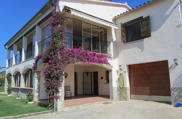 Beautiful holiday apartment with pool u. sea view